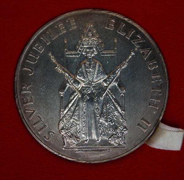 Royal Mint. Large Sterling Silver Jubilee medallion. 1977.