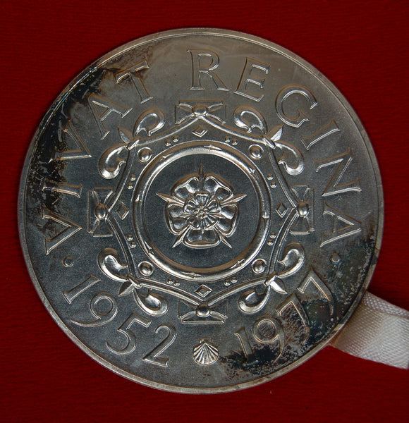 Royal Mint. Large Sterling Silver Jubilee medallion. 1977.